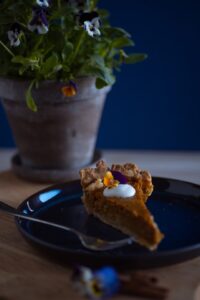 sweet violets in pot, edible flowers, pumpkin pie, Photo by @julieroenberg on unsplash.com