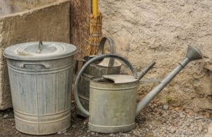 galvanised bin, galvanised watering can, Image by 165106 on pixabay.com
